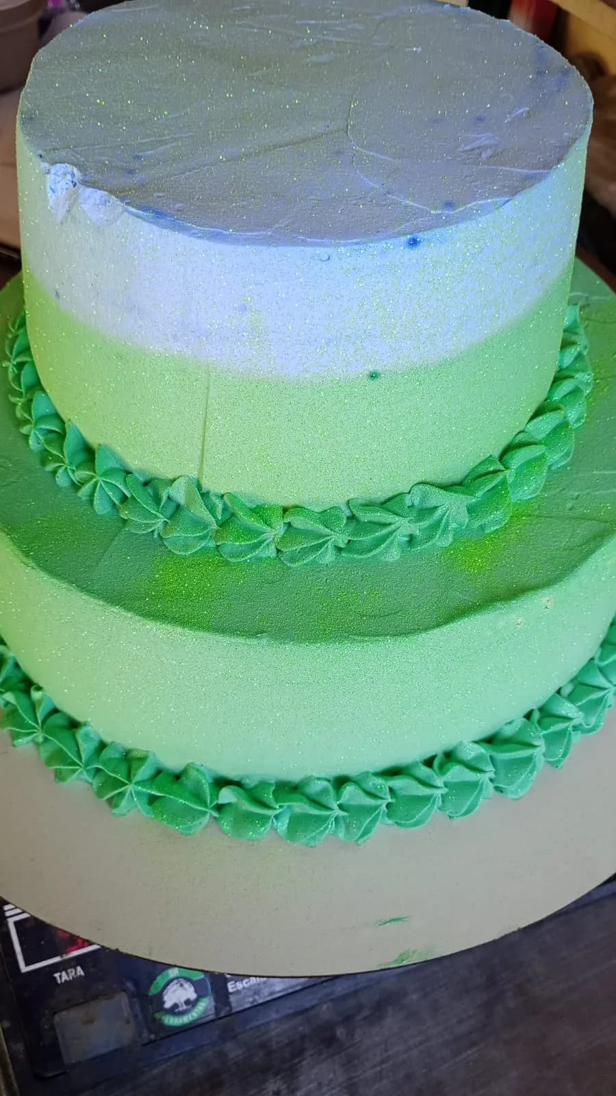 Bolo de dois andares com acabamento verde