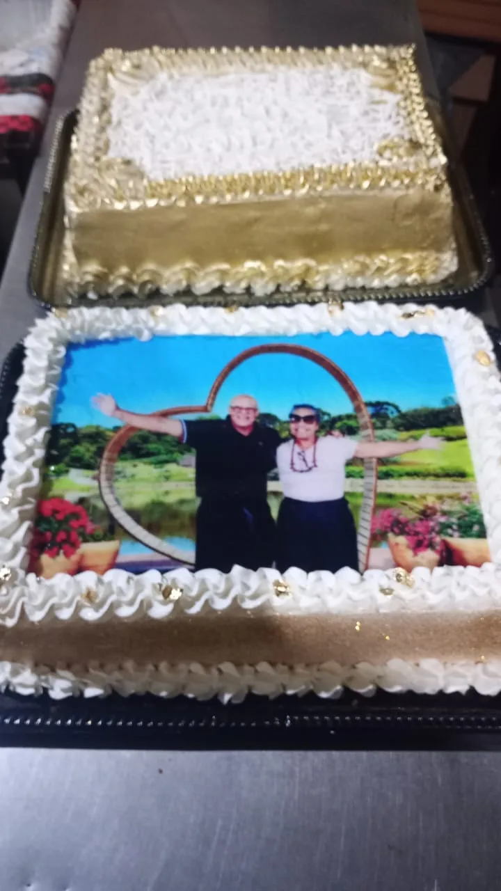 Bolo de bodas com foto do casal em papel arroz