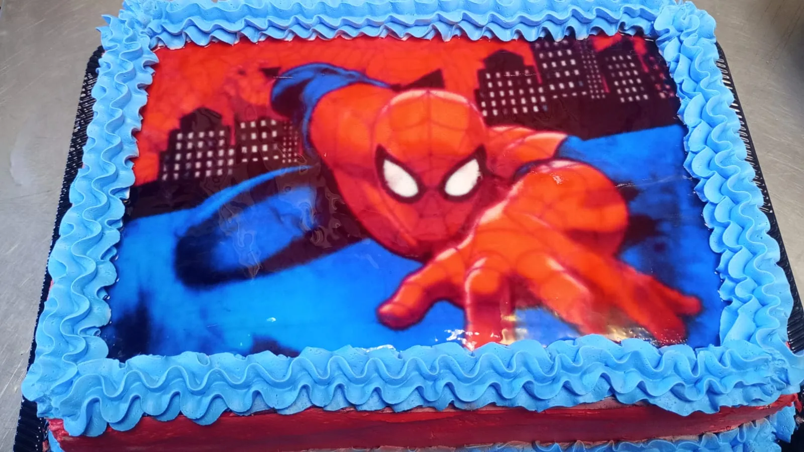 Bolo infantil com tema de super-herói
