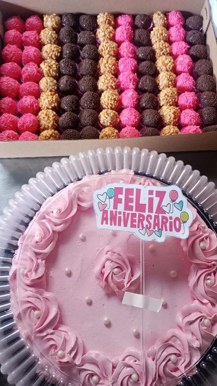 Bolo de aniversário rosa com docinhos variados