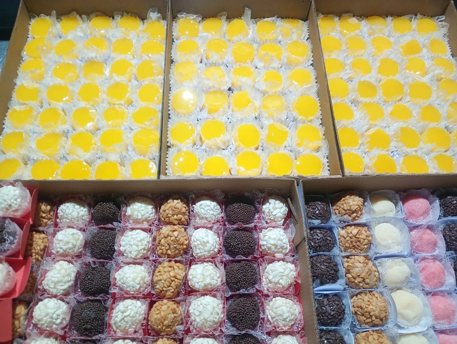 Caixas de quindins e brigadeiros embalados