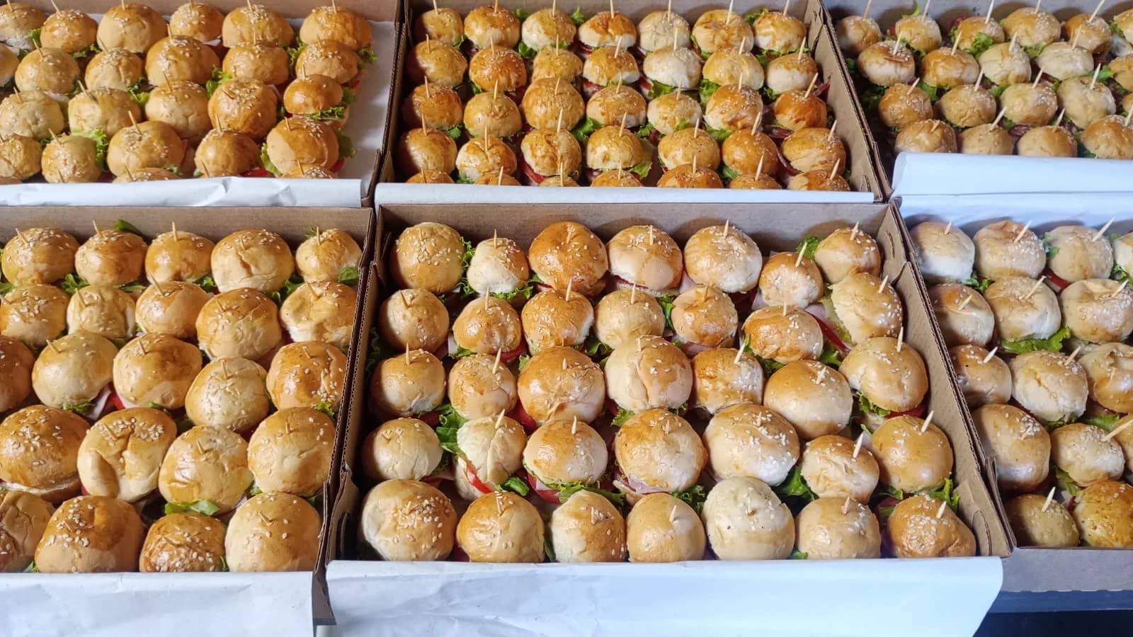 Caixas de mini hambúrgueres montados para festa