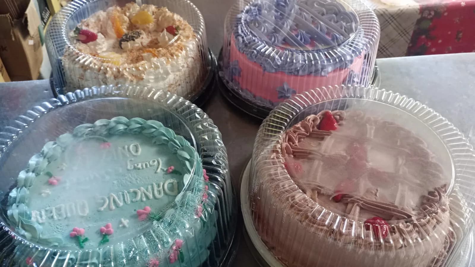 Vitrine com bolos e tortas embalados